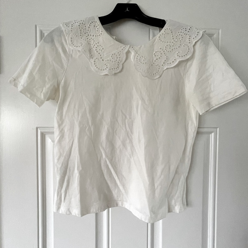 Daisy collar details. Good condition.